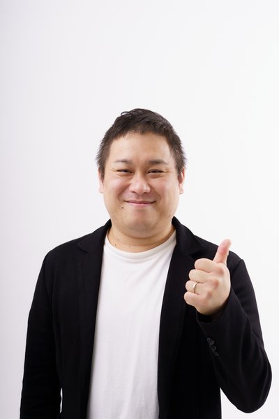 親指を立てるすぎちゃん